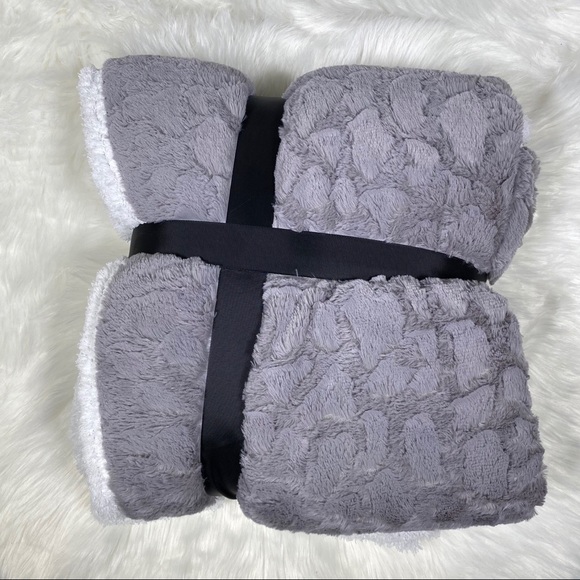 ⭐️SALE⭐️The Grey Giraffe Micromink Sherpa - Picture 2 of 3